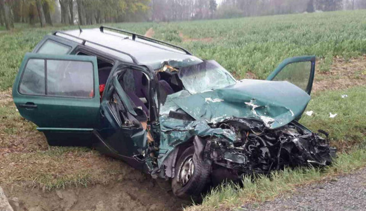 Odpolední nehoda dvou aut uzavřela silnici na Větrný Jeníkov. Dva lidé se zranili