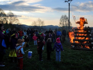 Letošní pálení čarodějnic je možná ohroženo. Mohl by pomoci slibovaný déšť na konci týdne