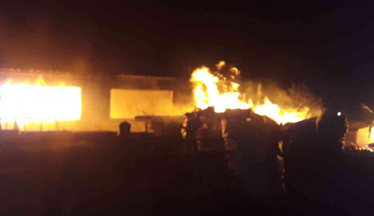 Od časného rána hoří hala lihovaru v Termesivech na Havlíčkobrodsku