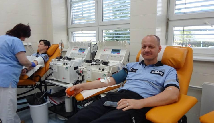 Policisté hromadně darovali krev a plazmu. Hlavní organizátor má za sebou už 110 odběrů