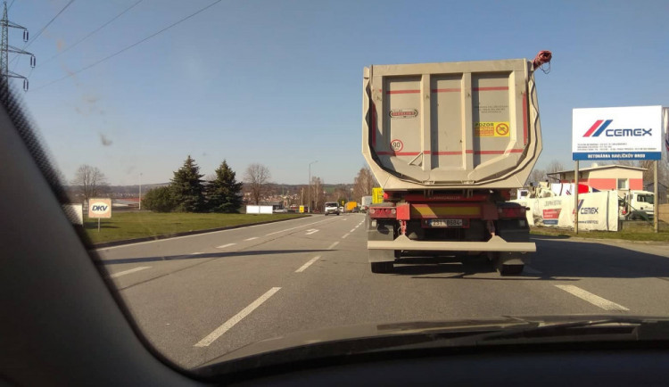 Na vjezdu do Havlíčkova Brodu od Jihlavy se tvoří dlouhé kolony, policie žádá o včasné dokončení oprav