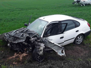 Nehoda náklaďáku se dřevem komplikovala dopravu na Jihlavsku. Zasahovali i letečtí záchranáři