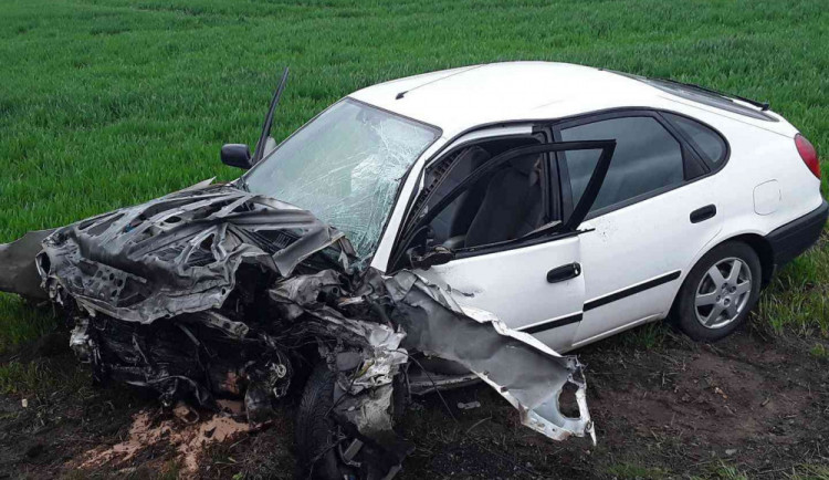 Nehoda náklaďáku se dřevem komplikovala dopravu na Jihlavsku. Zasahovali i leteční záchranáři