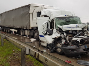 FOTO: Dnešní ráno na dálnici D1. Nehoda celkem 11 vozidel, dva lidé se těžce zranili