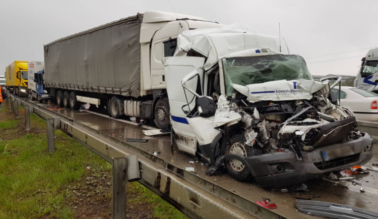 Dnešní ráno na D1. Nehoda celkem 11 vozidel, dva lidé se těžce zranili