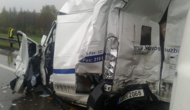 Ranní nehody na dálnici uzavřely směr na Brno na 11 hodin. V noci se bude vyprošťovat poslední kamion
