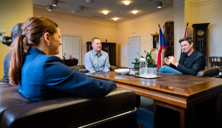 Vítěz Lukáš Javorek a primátorkou města Karolínou Koubovou