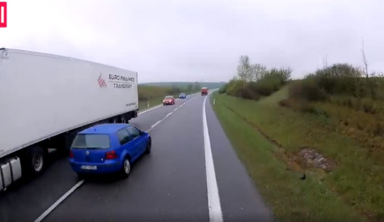 Hazardér na jihlavském obchvatu: Předjíždějící řidič golfu se dopustil závažného přestupku, říká policie