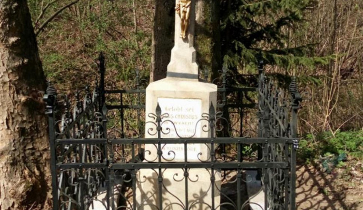 Křížek v Henčově má po roce novou kovanou ohradu