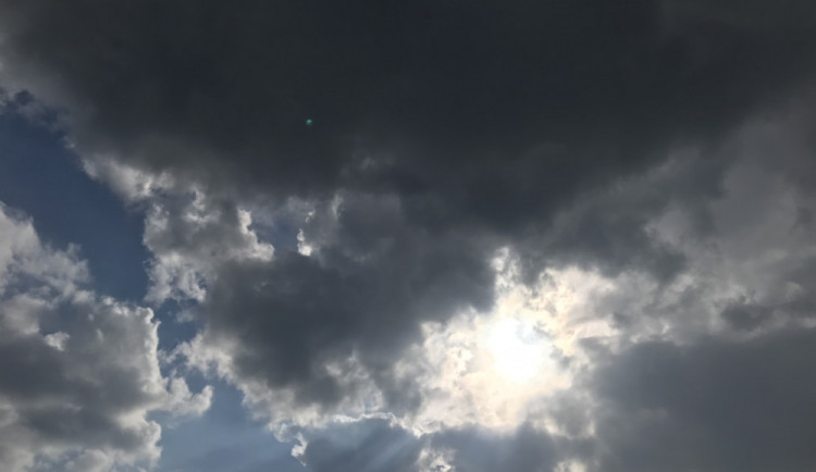 POČASÍ NA ČTVRTEK: Déšť bude postupně ustávat