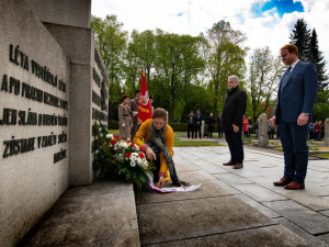 FOTO: Jihlava na ústředním hřbitově uctila památku padlých vojáků