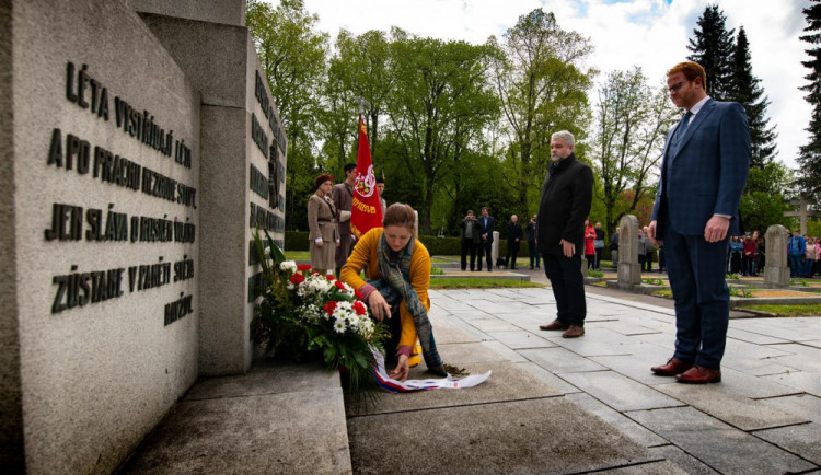 Jihlava na ústředním hřbitově uctila památku padlých vojáků