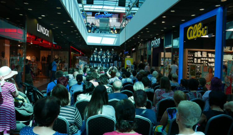 V neděli se v Cityparu koná Koncert pro maminku. Kromě hudby budou na místě drinky, líčení mnoho dalšího