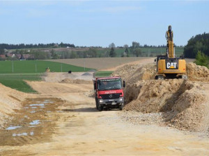 Obchvat Nového Veselí: Skoro šest kilometrů nové silnice už má v terénu viditelnou trasu