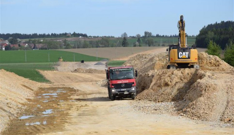 Obchvat Nového Veselí: Skoro šest kilometrů nové silnice už má v terénu viditelnou trasu