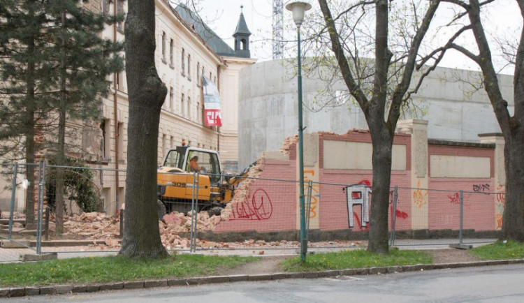 U autobusáku se bourá zeď, za kterou komunistický režim popravil jedenáct lidí. Nahradí ji aula VŠPJ