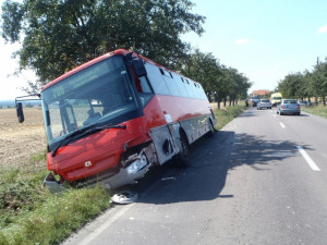 Havárie autobusu u Rousměrova si vyžádala šest zraněných dětí, tři musely do nemocnice
