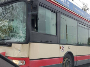 Nedaleko mlékáren na Jiráskově ulici se srazil trolejbus s osobákem. Jeden z řidičů se zranil