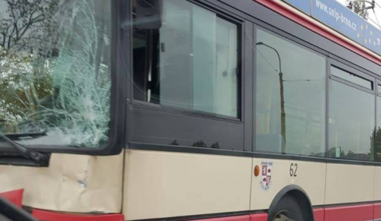 Nedaleko mlékáren na Jiráskově ulici se srazil trolejbus s osobákem. Jeden z řidičů se zranil