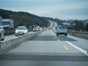 D1 na Vysočině dnes asi hodinu stála kvůli nehodě autobusů. Tvořily se čtyřkilometrové kolony