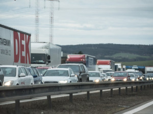 Dopravu na D1 komplikuje porouchaný kamion. Na Brno se tvoří až dvacetikilometrové kolony