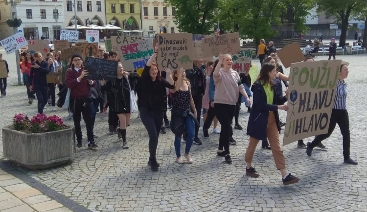 FOTO, VIDEO: Stávkující studenti vyšli do ulic, požadují lepší ochranu životního prostředí