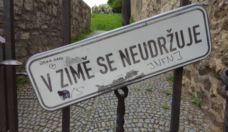 Dva mladí vandalové poničili tabule na jihlavských hradbách. Zadržela je hlídka městské policie