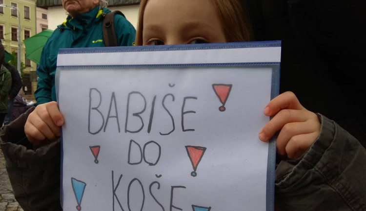 Náměstí opět zaplnili demonstranti. Požadují demisi Benešové a Babiše