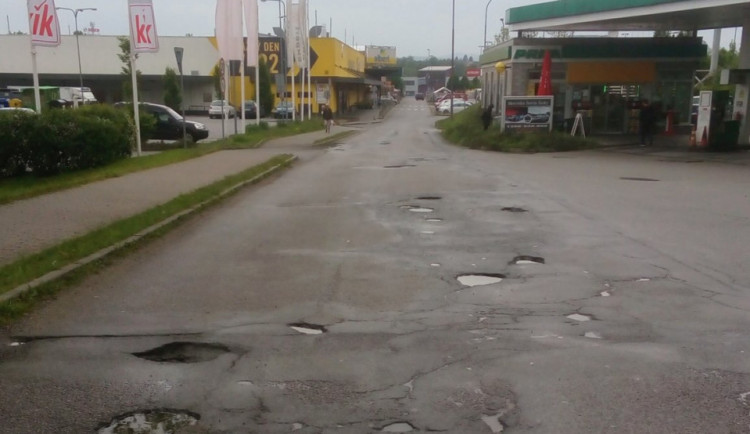 Obří výtluky u obchodů na ulici Romana Havelky budou opraveny během příštího týdne