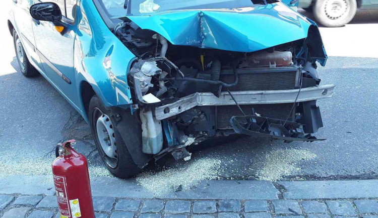 Řidič narazil do sloupu. Jeden zraněný člověk skončil v péči zdravotníků