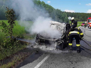 FOTO: Nedaleko Hosova hořelo osobní auto. Požár likvidovaly dvě hasičské jednotky