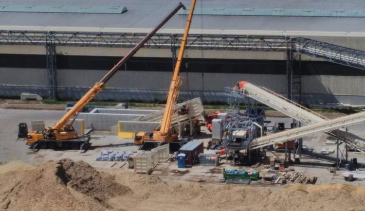 Na pozemcích Kronospanu začaly práce bez povolení. Možná jde o černou stavbu