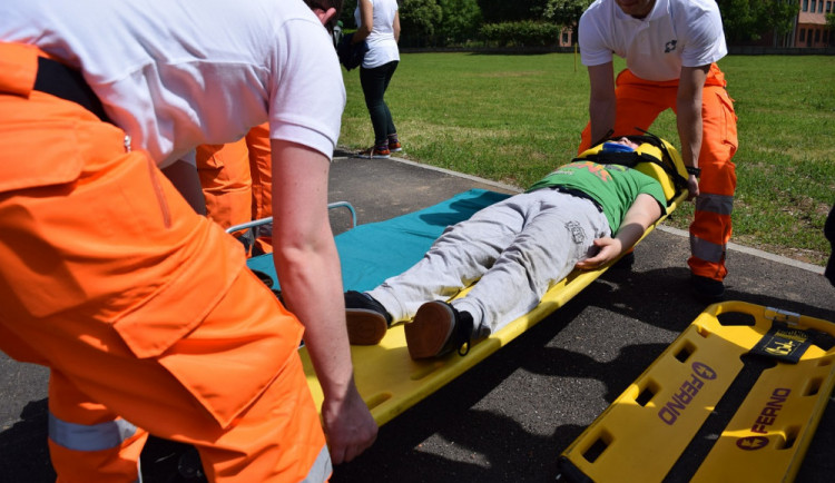 Zdravotníci lidem předvedou záchranu životů nebo jak rozdělují pacienty na urgentu
