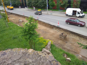 Práce na rozšíření Hradební ulice o BUS pruh již několik týdnů stojí kvůli špatné kanalizaci