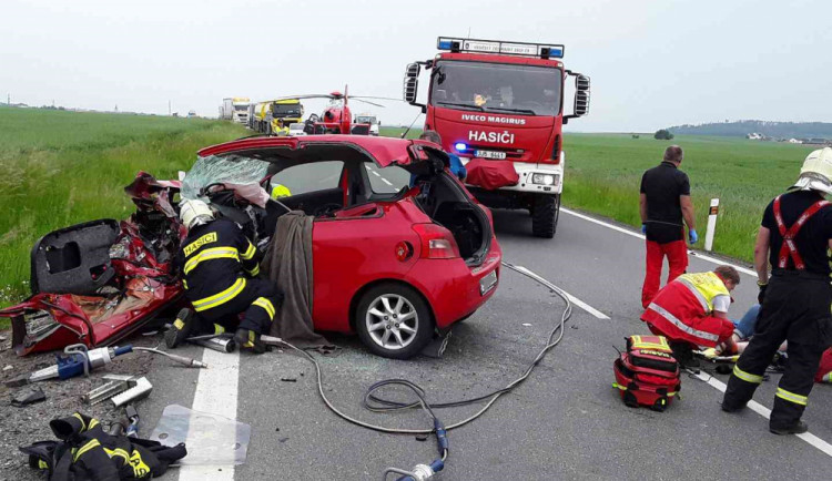 U Lukova musel zasahovat vrtulník. Střet dvou osobáků s dodávkou skončil zraněním tří lidí