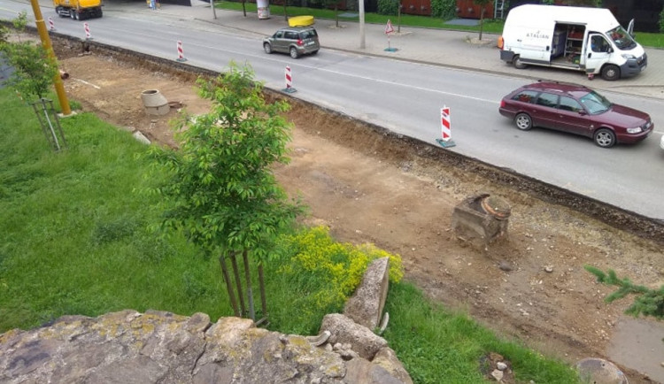 Práce na rozšíření Hradební ulice o BUS pruh již několik týdnů stojí kvůli špatné kanalizaci