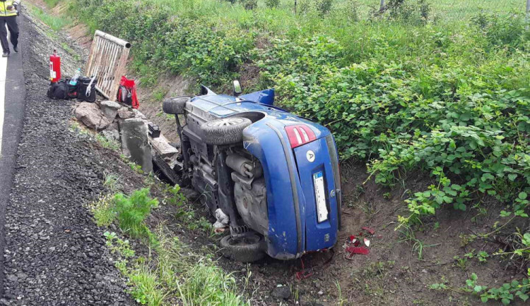 U Golčova Jeníkova boural řidič. Vyjel mimo silnici a zraněný skončil v nemocnici