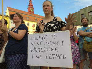 FOTO: Jihlavský protest za nezávislost justice počtvrté, na náměstí dorazilo zhruba 500 lidí