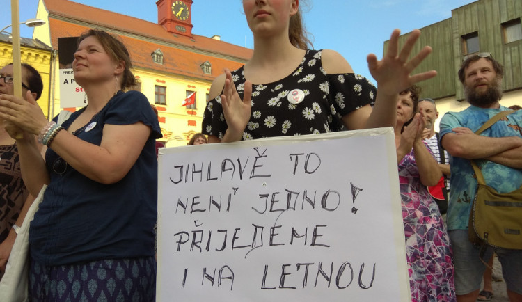 FOTO: Jihlavský protest za nezávislost justice počtvrté, na náměstí dorazilo zhruba 500 lidí