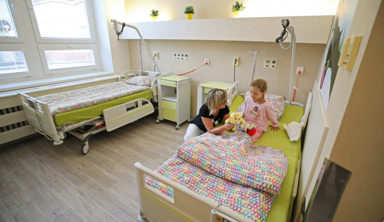 FOTO: Dětští pacienti v jihlavské nemocnici mají opravený další pokoj. Je s motivy zvířat