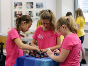 FOTO: Bosch Diesel uspořádal motivační akci Girls´ Day, děvčata pronikala do tajů techniky