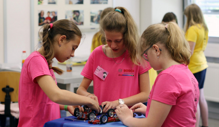 FOTO: Bosch Diesel uspořádal motivační akci Girls´ Day, děvčata pronikala do tajů techniky
