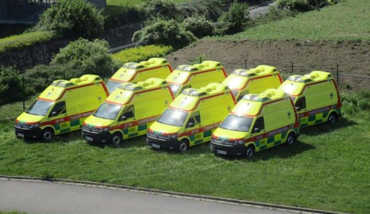 Krajští záchranáři mají osm nových sanitek. Mohou jet rychlostí až 185km/h