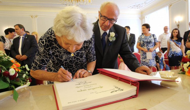 Láska od autobusu: Manželé Průšovi v Jihlavě oslavili diamantovou svatbu