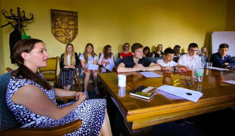 Malí budoucí novináři navštívili jihlavskou primátorku. Jaké jí kladli otázky?