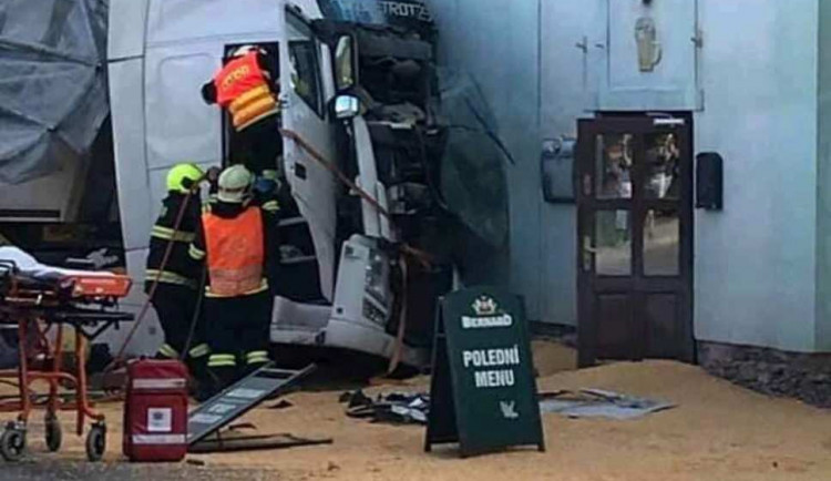 V obci Kámen se srazily dva náklaďáky. Na silnici se vysypala kukuřice