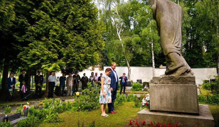 Jihlava si připomněla oběti komunistického režimu. Primátorka při projevu poslance SPD symbolicky odvrátila hlavu
