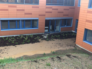 Voda se dostala do novoměstské nemocnice. Ambulance se musely uzavřít