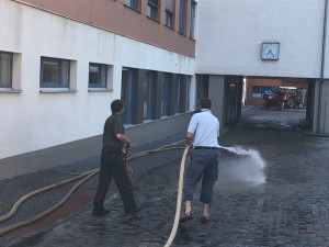 Voda se dostala do novoměstské nemocnice. Ambulance se musely uzavřít