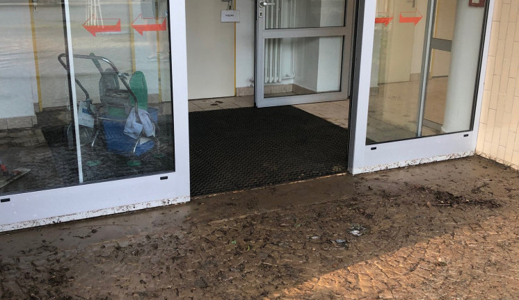 Voda se dostala do novoměstské nemocnice. Ambulance se musely uzavřít